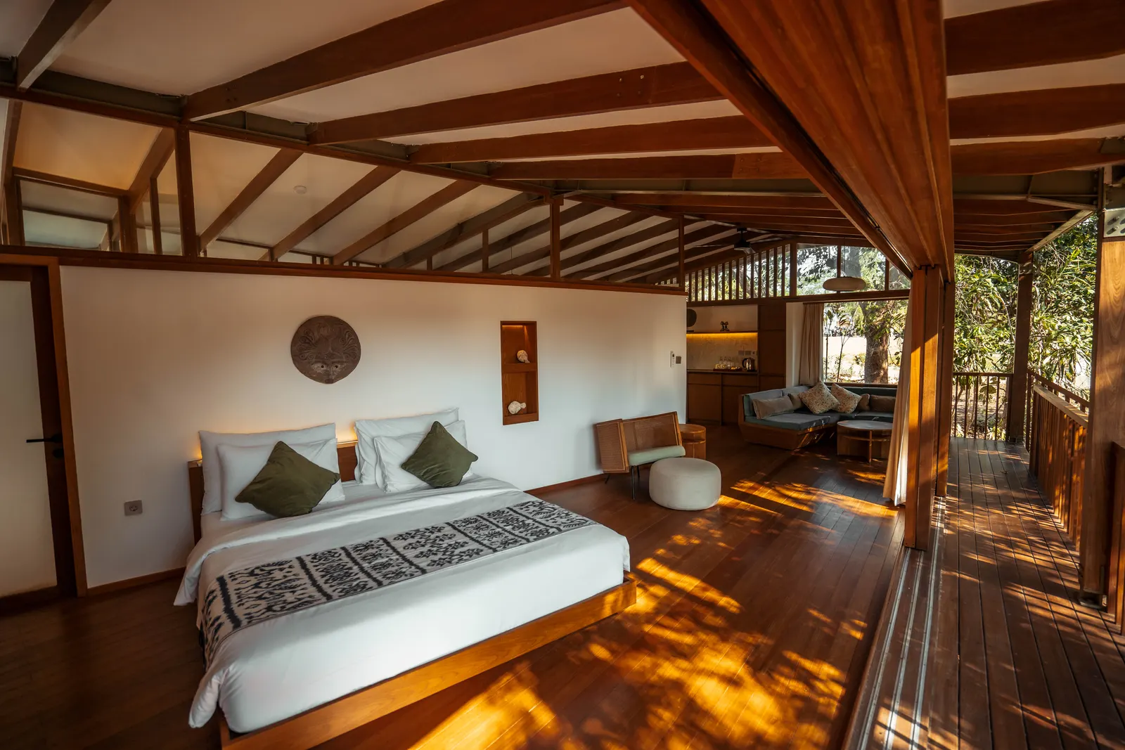 Interno di una camera del resort, comoda ed essenziale