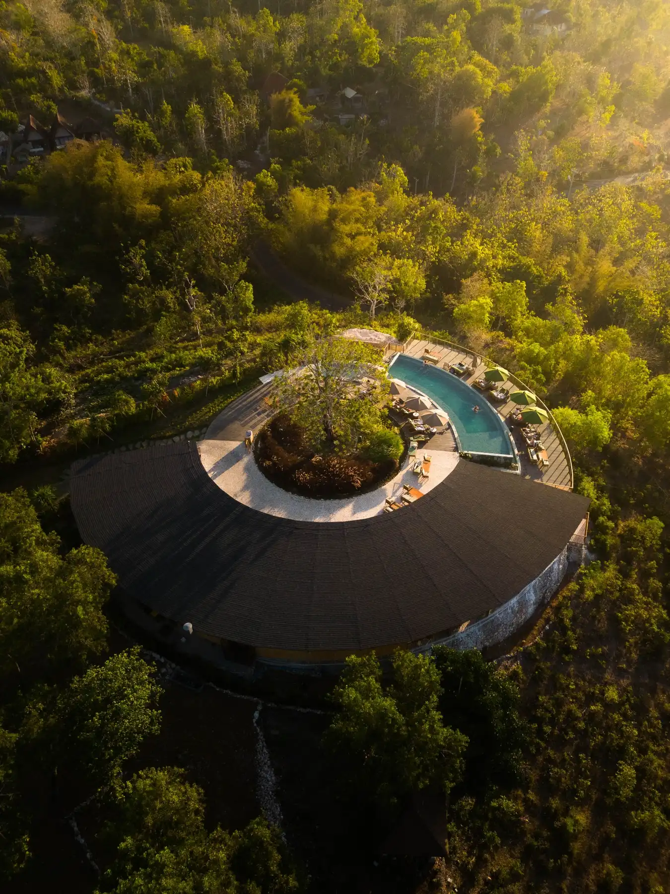 Scorcio verticale del resort immerso nel verde