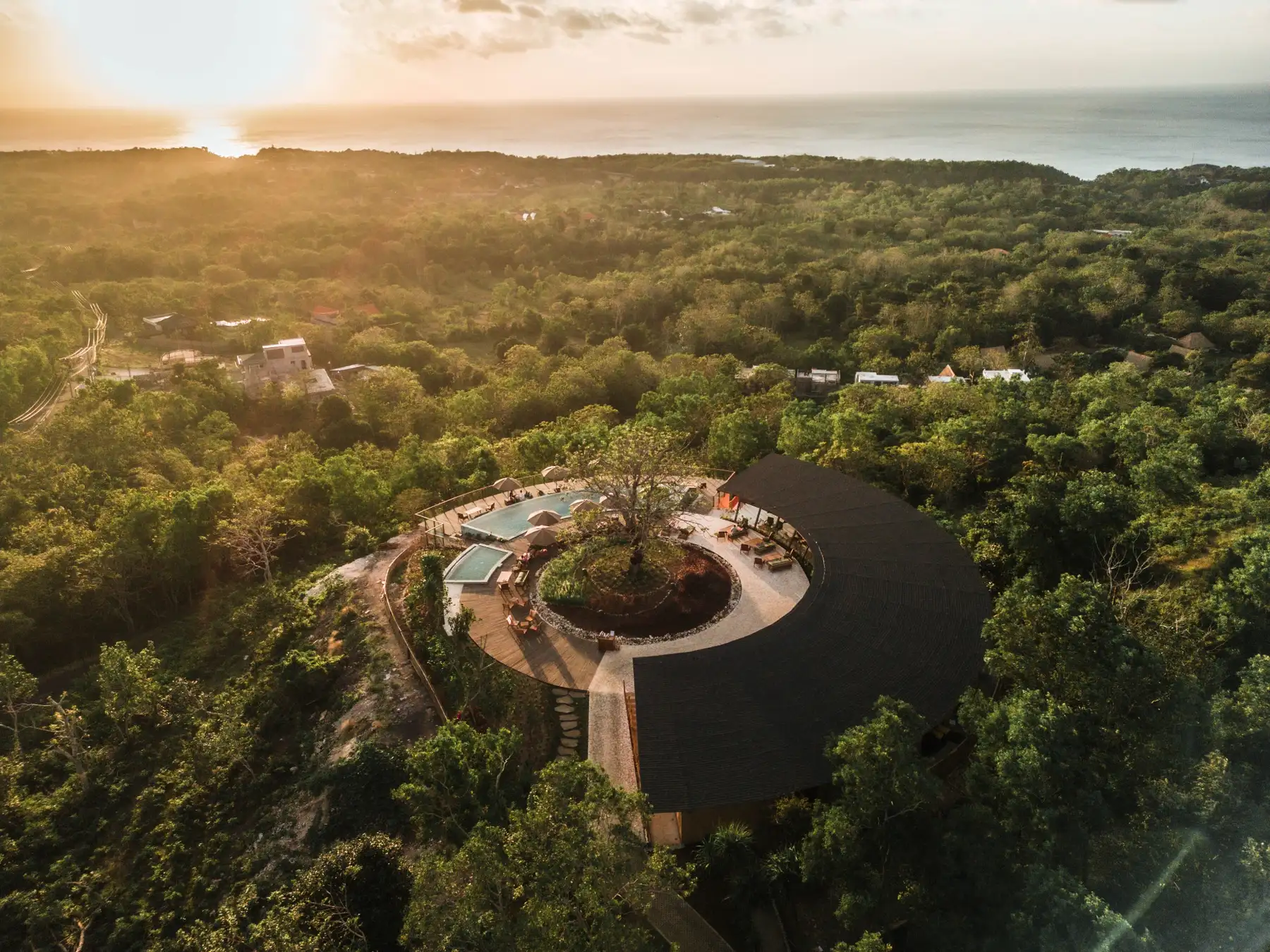 Piscina e spazi esterni del resort a Uluwatu