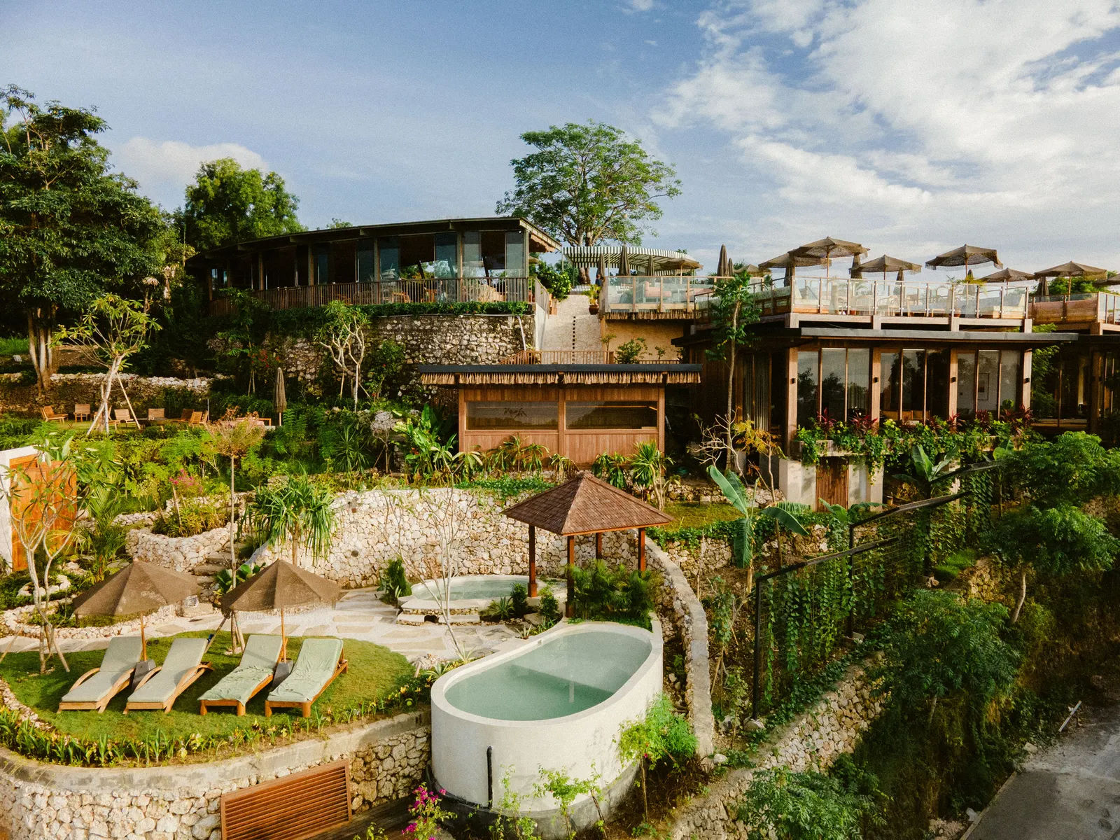 Vista aerea del resort immerso nella natura di Uluwatu