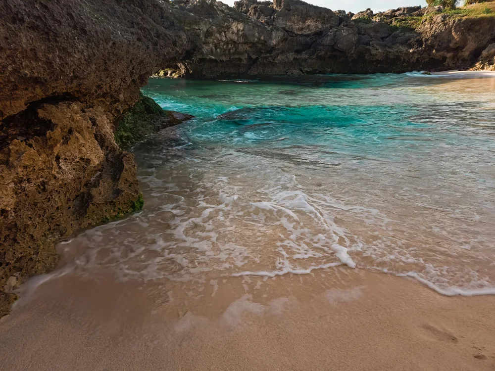 Scogliere di Uluwatu affacciate sull'oceano Indiano