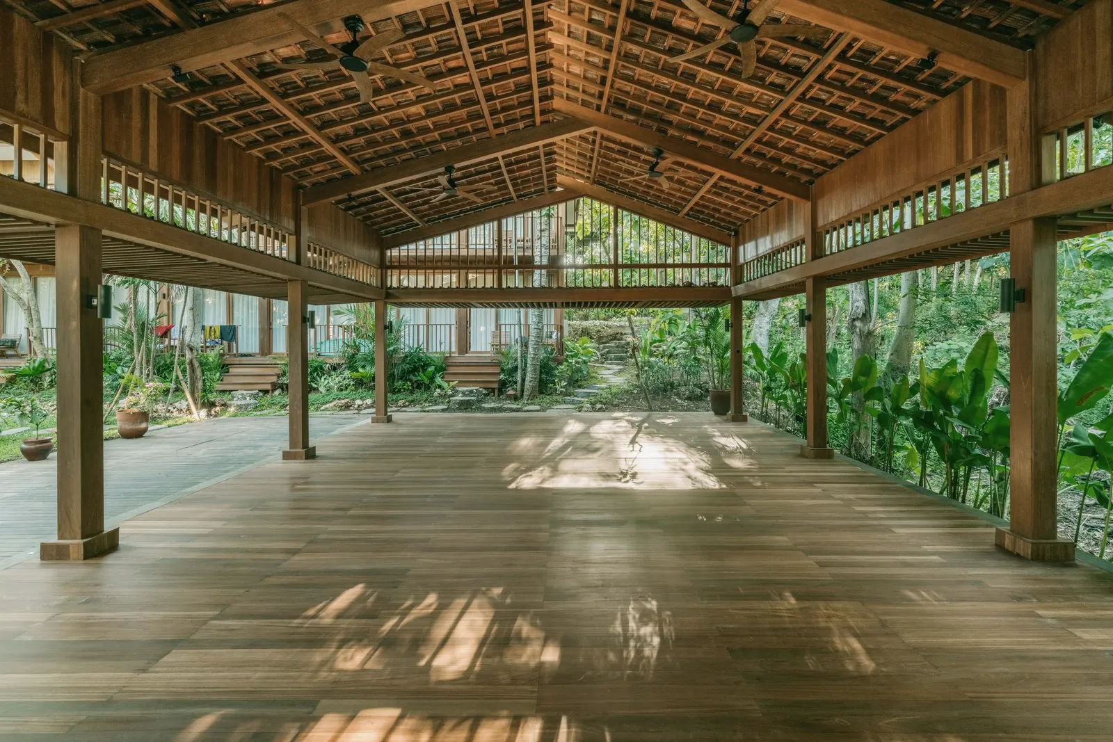 Sala di pratica in legno aperta sulla natura di Uluwatu al mattino, silenziosa: l'ambiente giusto per capire mindfulness a cosa serve nella pratica quotidiana