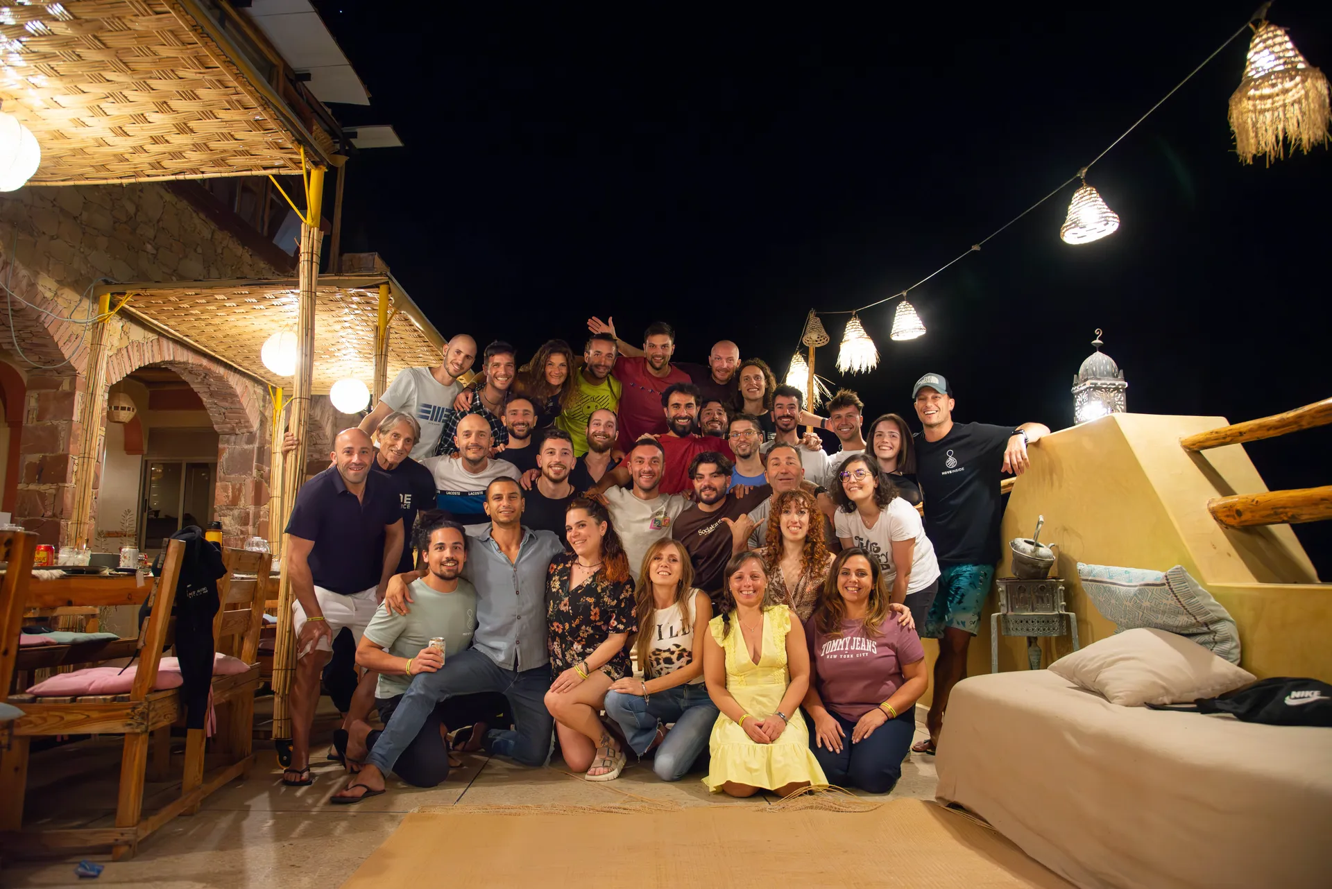 Gruppo di partecipanti a un retreat Moveinside durante una pratica di danza e movimento: i benefici della danza vissuti insieme, corpo e mente